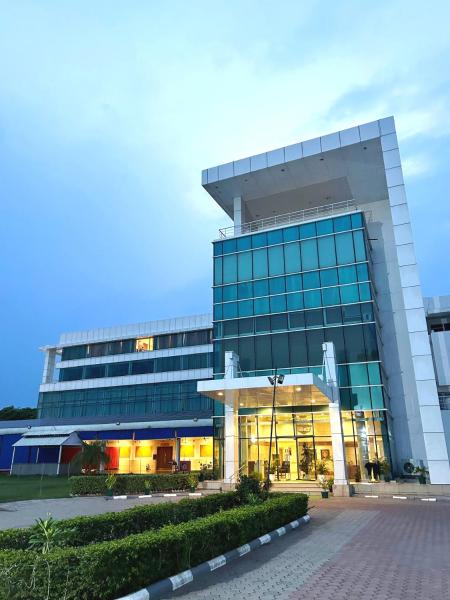 Hotel Amer Green's - 보팔