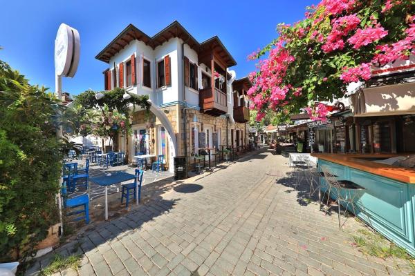 På billedet ses objektet 50 meters to the Long Bazaar in LavantaKaş 3 Kaş Square beliggende i byen Kaş.