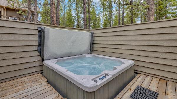 The photo shows the Big Sky - Unit 14 located in the city of Sunriver.