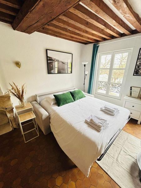 The photo shows the Charmant Studio - Centre ancien located in the city of Caen.