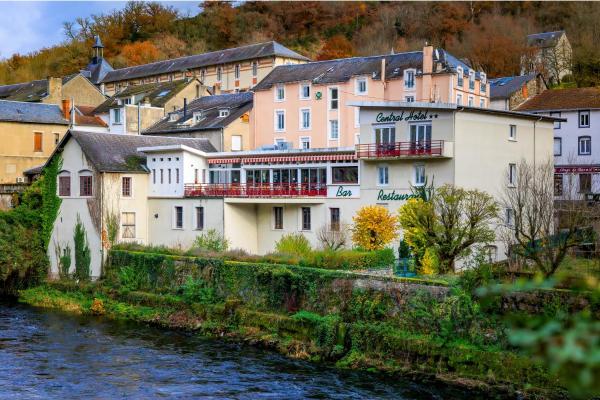 Na fotografii je vidět objekt Logis Central Hôtel - Restaurant & Spa nacházející se ve městě Madic.