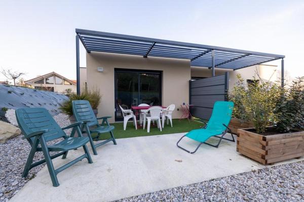 A la foto es mostra l'objecte Le Parmé' Nid - gîte 3 lits avec terrasse et Clim situat a la ciutat de Renage.