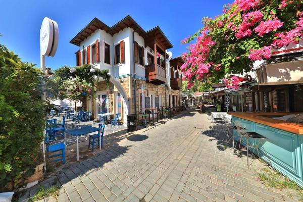 En la foto se muestra el objeto 50 meters to the Long Bazaar in LavantaKaş 1 Kaş Square ubicado en la ciudad de Kaş.