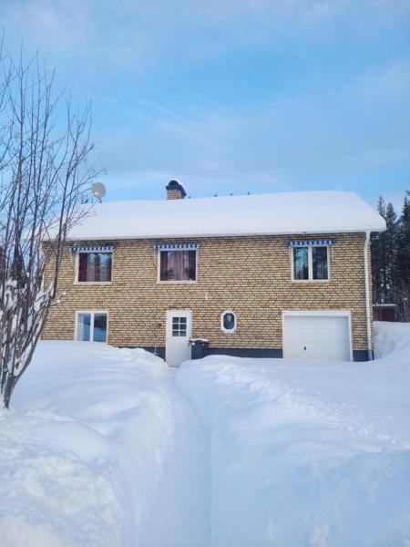Na zdjęciu widoczny jest obiekt Villa Stone House Lappland położony w mieście Åmliden.