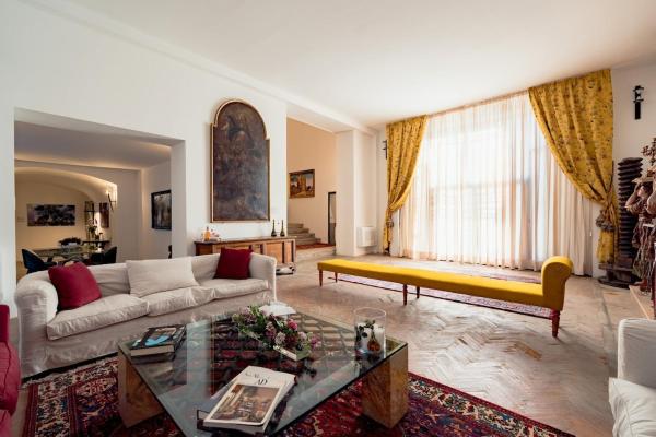 Na fotografii je vidět objekt La Casena del Principe nacházející se ve městě Palermo.
