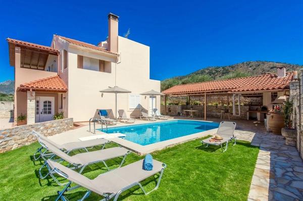 A la foto es mostra l'objecte Villa Korini with swimming pool situat a la ciutat de Achlades.