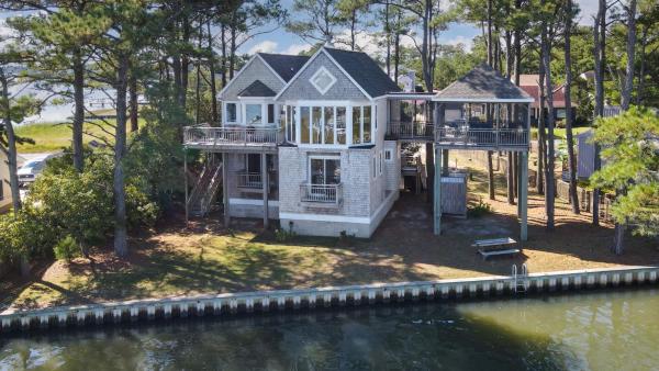 A la foto es mostra l'objecte Shore Thing on Oyster Bay - Waterfront, Boat Dock! situat a la ciutat de Deep Hole.