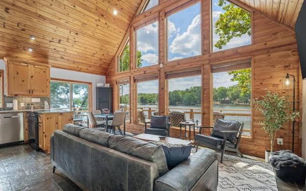 A la foto es mostra l'objecte Cozy Lakeside Cabin situat a la ciutat de Lake Catherine.