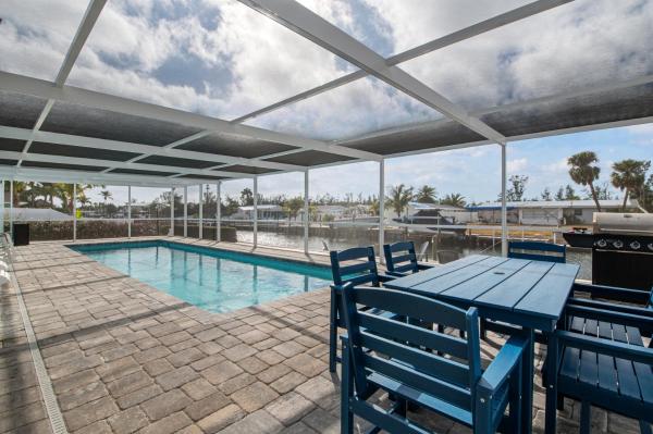 En la foto se muestra el objeto Canalfront Bradenton home with Dock & Heated Screened In Pool ubicado en la ciudad de Bradenton.