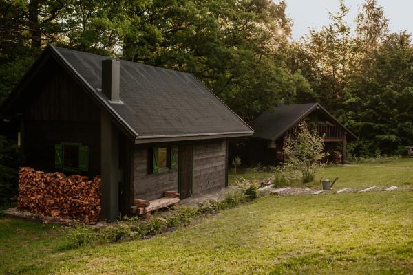 Kuvassa näkyy kohde BESKID NISKI Dębowy Przysiółek pod Cieklinką - Siedlisko na wyłączność DWA DOMKI, joka sijaitsee kaupungissa Wapienne.