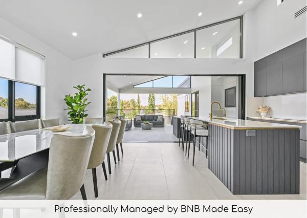 Op de foto is het object Luxury Designer Retreat - Modern, Entertainer te zien, gelegen in de stad Nashdale.