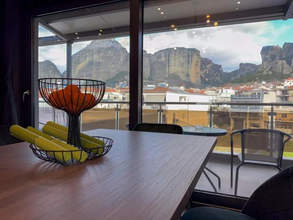 Na fotografii je vidět objekt Dioroh Suites Meteora 302 nacházející se ve městě Kalambaka.