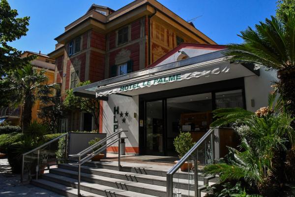 写真にはヴァラッツェ市にあるHotel Le Palmeが写っています。