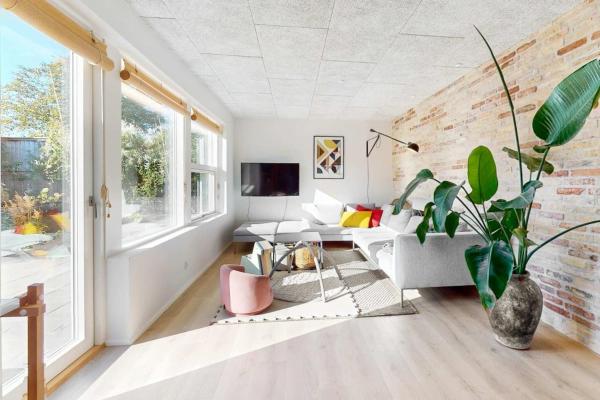 The photo shows the Scenic Fjord Villa located in the city of Vadum.
