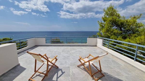 A la foto es mostra l'objecte Athenian Riviera Seafront Residence situat a la ciutat de Saronida.