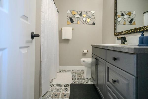 Foto 5: Corner, Top Floor, Fall Creek, Convenient to 76