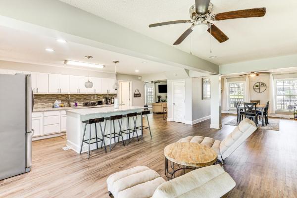 A la foto es mostra l'objecte 10 Mi to St Simons Island Home with Screened Porch situat a la ciutat de Brunswick.