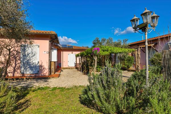 Nella foto è visibile l'oggetto Appartamenti Le Prade - Goelba situato nella città di Casa Marchetti.