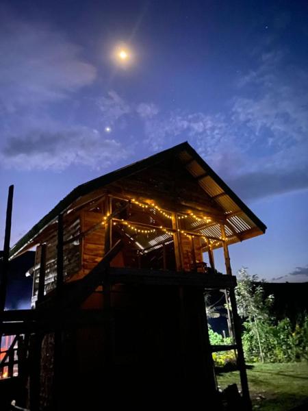 На фото показан объект Sunrise hostel bunyonyi, расположенный в городе Kabale.