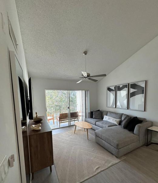 A la foto es mostra l'objecte Lux 2-BR Pet-Friendly Retreat in Deerfield Beach situat a la ciutat de Deerfield Beach.