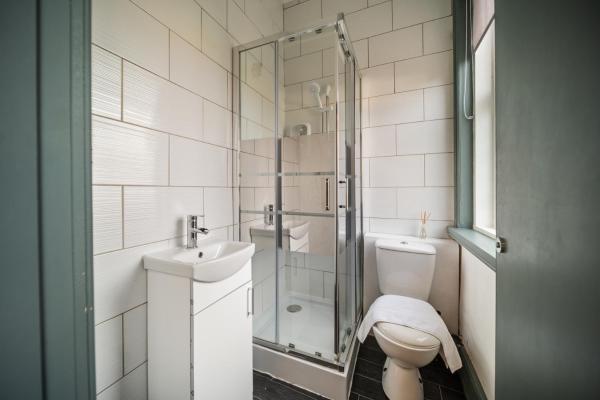 Foto 8: Spacious, Central Townhouse with Hot Tub & Free Parking