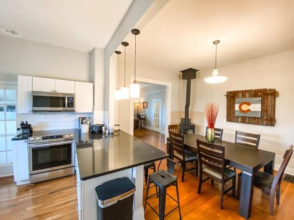 A la foto es mostra l'objecte New Remodel in upscale neighborhood situat a la ciutat de Roswell.