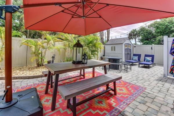 Na fotografii je vidět objekt Dog Friendly Home by Flagler Avenue! Fenced Yard and Garage! Walk to the Beach! nacházející se ve městě Chicken Island.