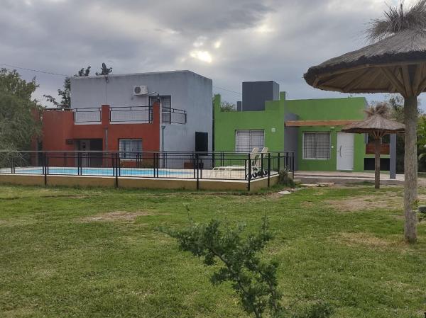 На фото показан объект Cabaña Trébol en Cabañas Encuentro, расположенный в городе Карпинтерия.