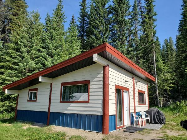 Auf dem Foto ist das Objekt Pine Marten Wilderness Cabin in der Stadt Golden zu sehen.
