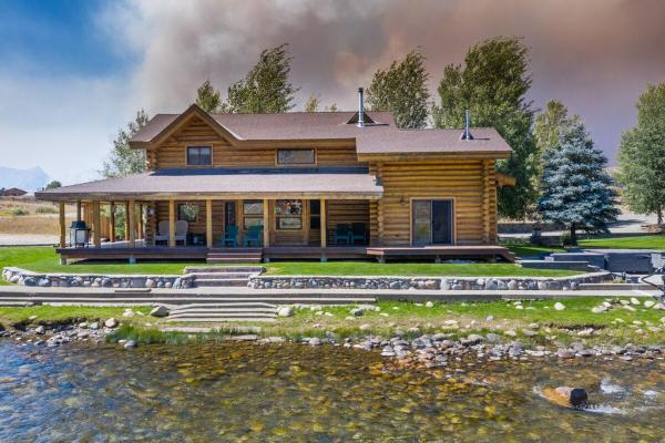Op de foto is het object On The Salmon River Home te zien, gelegen in de stad Stanley.