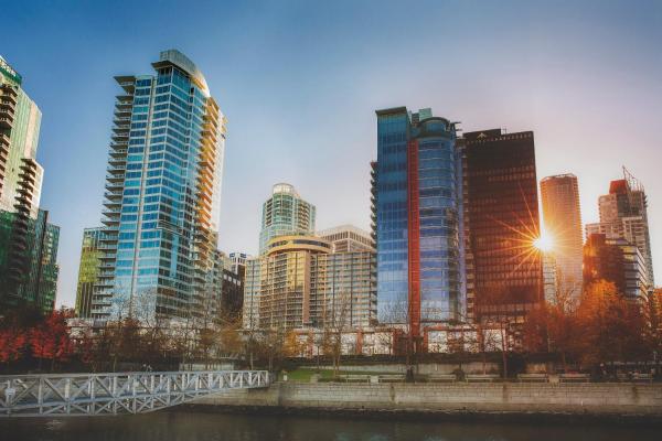 A la foto es mostra l'objecte Pinnacle Hotel Harbourfront situat a la ciutat de Vancouver.