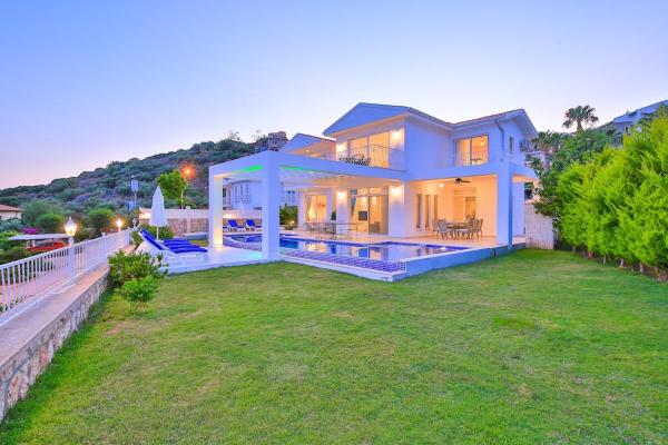 På billedet ses objektet Villa Rüya Kas,Peninsula with Lawn Garden beliggende i byen Kaş.