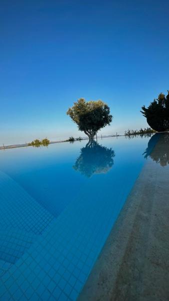 A la foto es mostra l'objecte Sea & Serenity situat a la ciutat de Mikrokhórion.