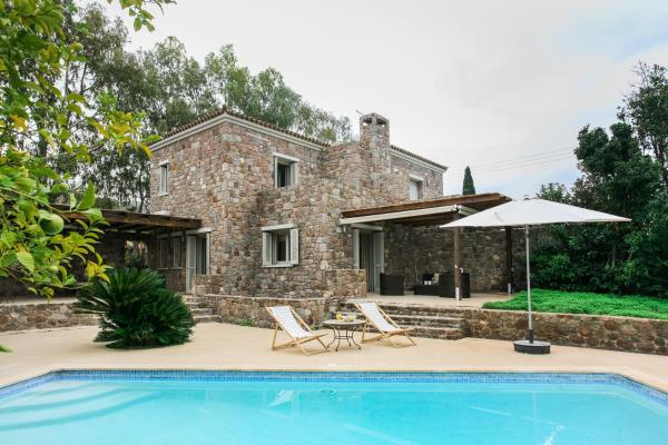 På bilden syns objektet Pierre House with private pool, up to 6 plus 1 young child, near Perdika, Aegina island som ligger i staden Perdhika.