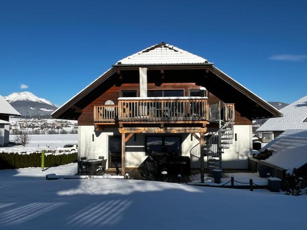 På billedet ses objektet Luxury Chalet Suite suitable for 4 Guests, Living Room, Kitchen and Games Room beliggende i byen Tamsweg.