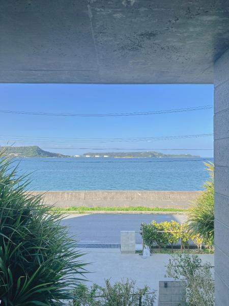 Na foto é possível ver o objeto h villa hamahiga localizado na cidade de Uruma.