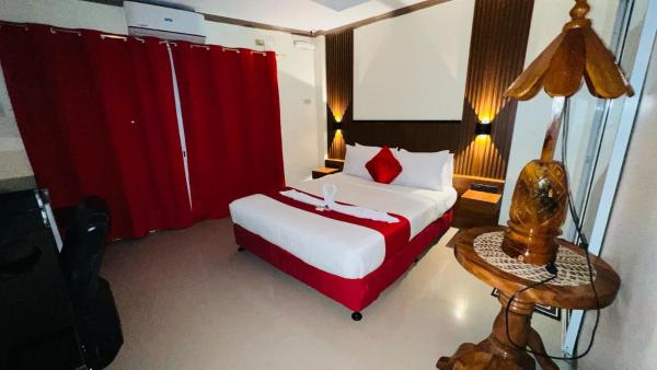 A la foto es mostra l'objecte Red Palm Inn balcony room with Netflix situat a la ciutat de Baybay.