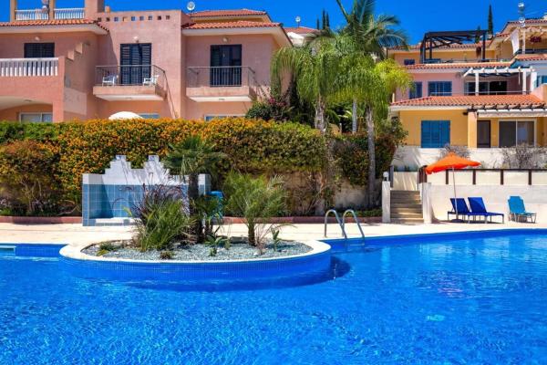 Lia's Gardens, Pegeia