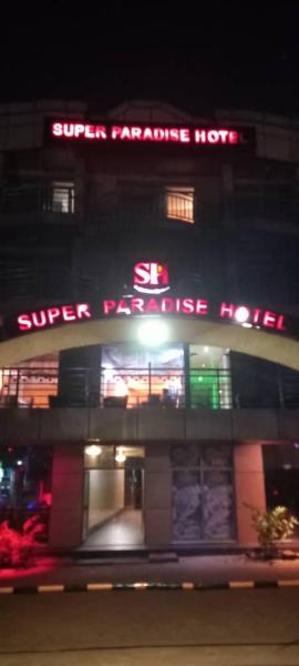 På billedet ses objektet Super Paradise Hotel beliggende i byen Lugala.