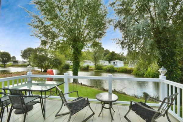 Hoburne Luxury Lodge On The Lake - Cotswolds