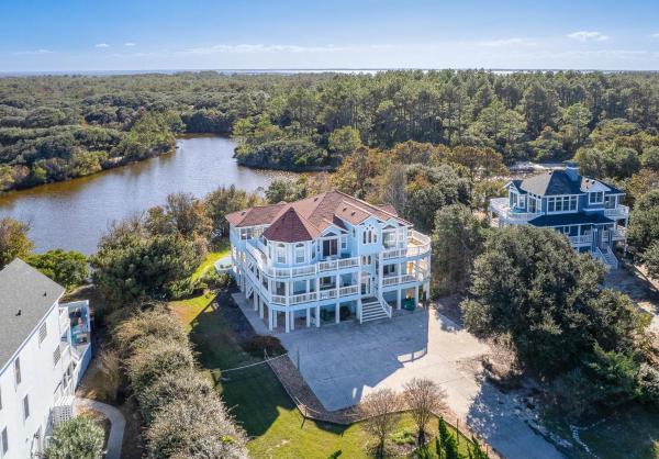 A la foto es mostra l'objecte C6438 Angel of the Isle. 9 BR Pine Island Dream, Pool, Hot Tub, Pets OK situat a la ciutat de Corolla.