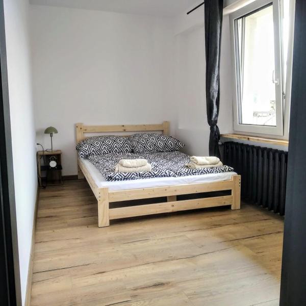 Na zdjęciu widoczny jest obiekt Apartament blisko Parku i Granicy PL-DE położony w mieście Bronowice.