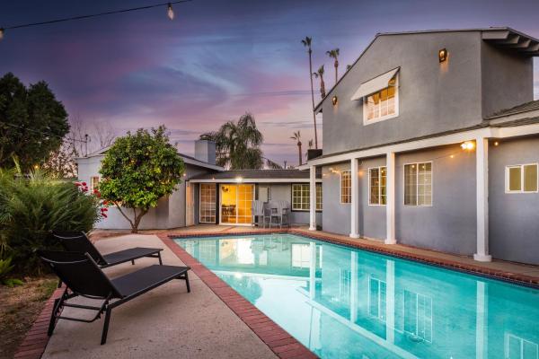 A la foto es mostra l'objecte Sunny SoCal Escape 3BR 2BA Bright home with pool situat a la ciutat de Winnetka.