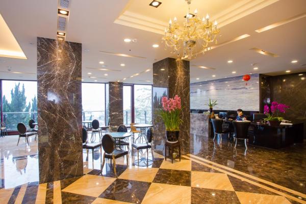 The photo shows the Shui Sha Lian Hotel located in the city of Yuchi.