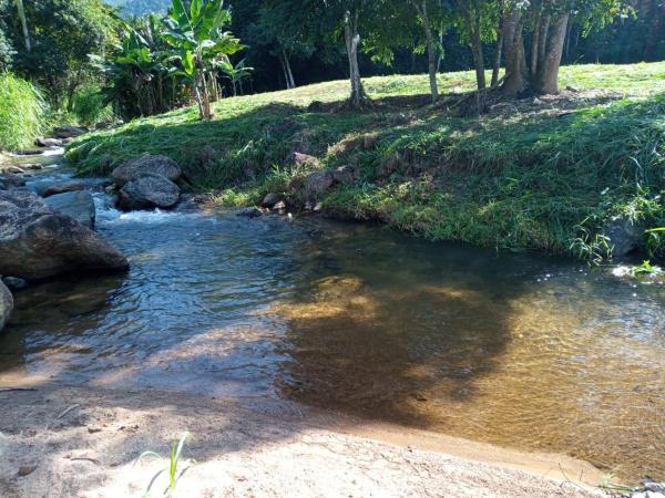 A la foto es mostra l'objecte Casa com cachoeira privativa situat a la ciutat de Tijucas.