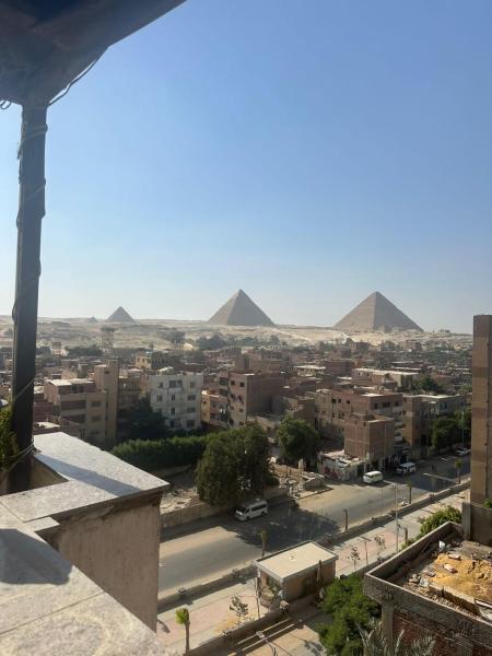 A la foto es mostra l'objecte Radiant pyramids Inn situat a la ciutat de El Caire.