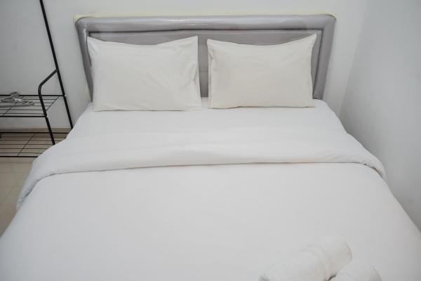 A la foto es mostra l'objecte Nice and Comfy Studio at Serpong Garden Apartment By Travelio situat a la ciutat de Cicayur.