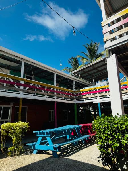 På bilden syns objektet Go Slow Hostel som ligger i staden Cay Corker.