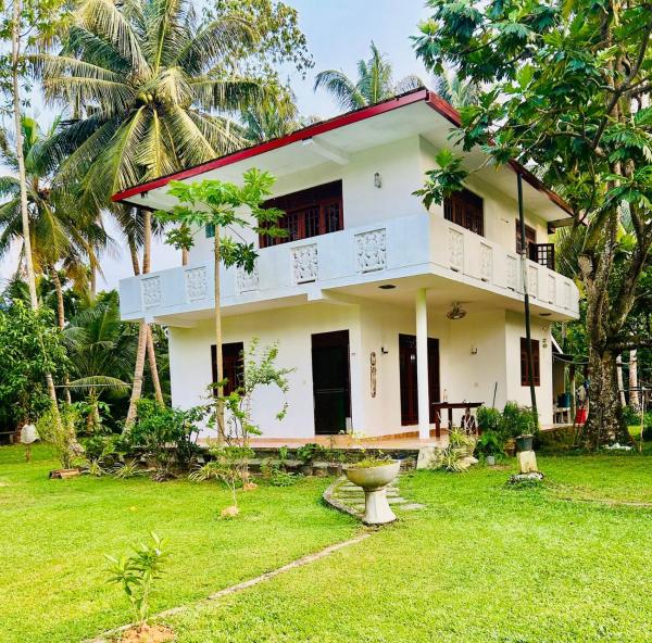 The photo shows the Seaside Coco Villa located in the city of Beruwala.