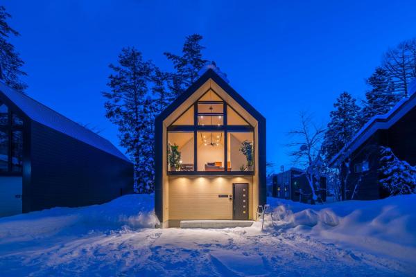 A la foto es mostra l'objecte Prominence situat a la ciutat de Hakuba.